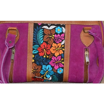 Torebka skórzana zamszowa kolor fuksja  typu kuferek z kwiatowym haftem .